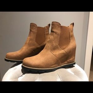 Beautiful tan wedge boots, like new!!!